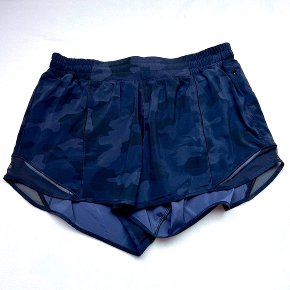 Lululemon Hotty Hot Low Rise Shorts 2.5” Black Multi Incognito Camo Size 10 Tall - Picture 13 of 13